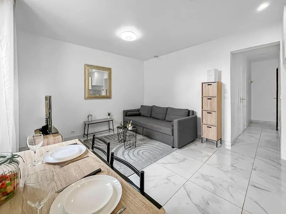Appartement Moderne Et Lumineux A Villeneuve-Saint-Georges 0*,  France
